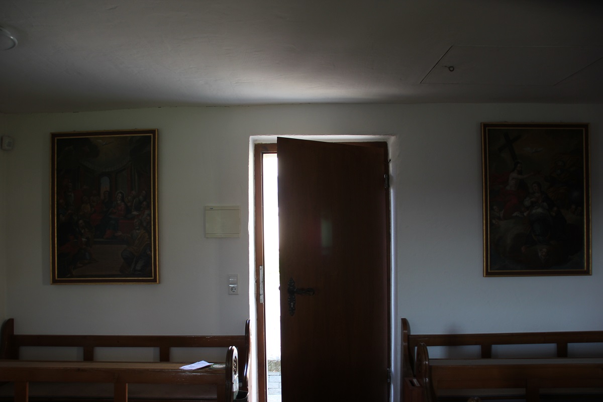 Bilder am Ausgang Kapelle Witschwende