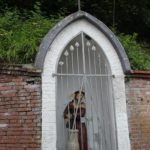 Jesus Figur im Umfeld der Kirche St Martin Erolzheim