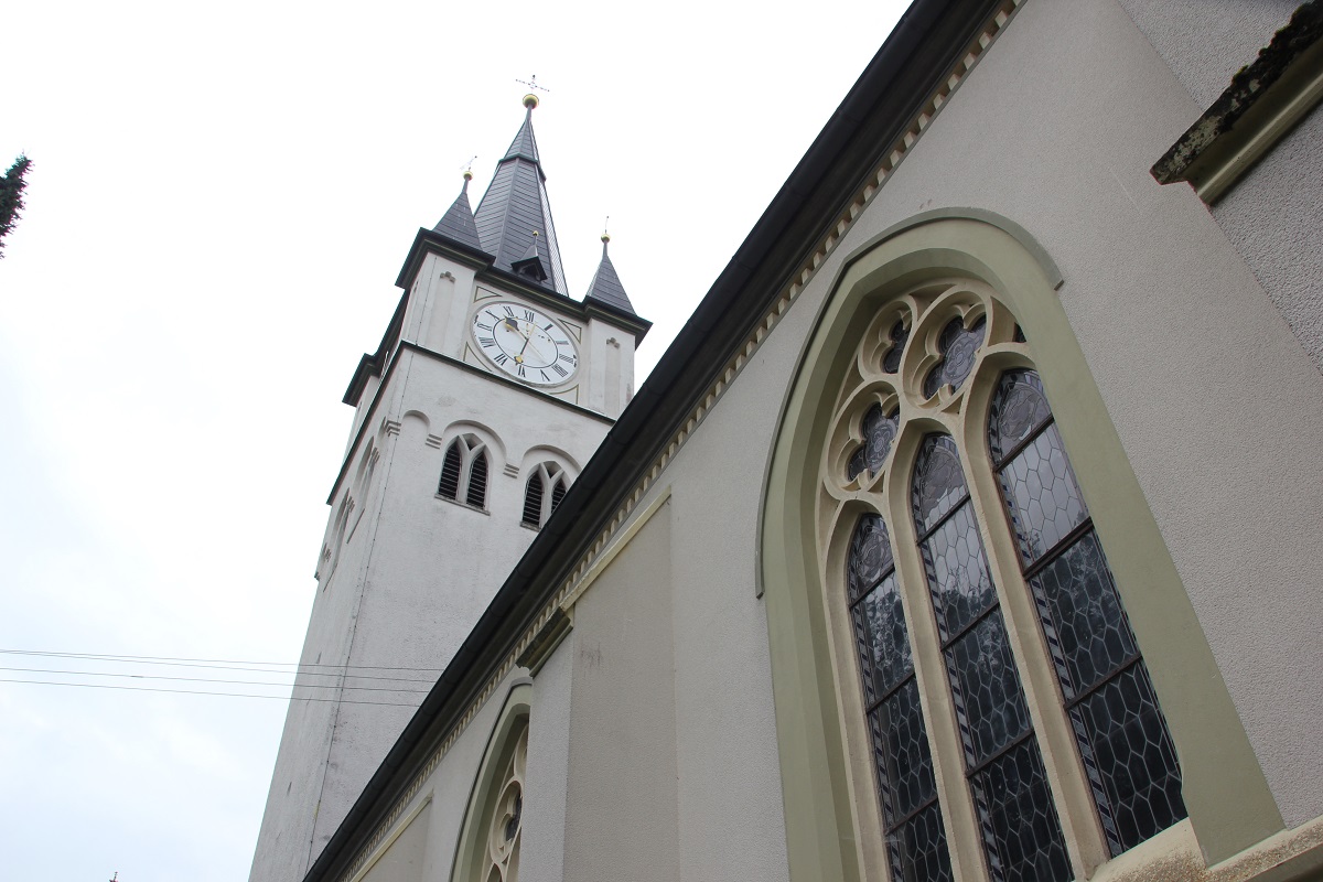 Kirche St Martin Erolzheim Turm und Kirchenschiff
