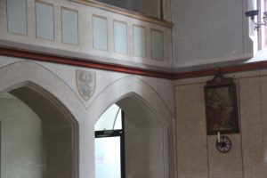 Wappen und Ecke Kirche St Martin Erolzheim