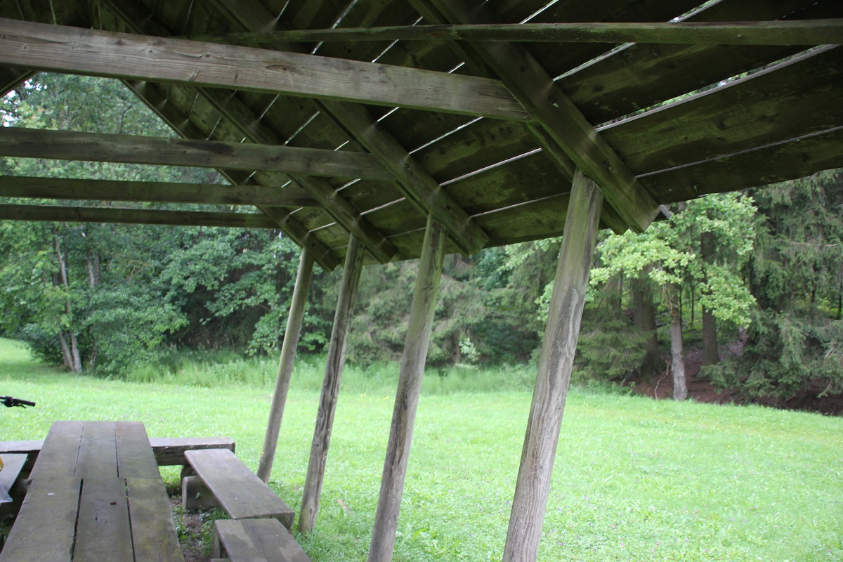 Spielwiese Bihlafingen mit Hütte und Spielplatz