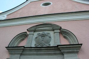 Wappen über dem Eingang Wendelinus Kapelle Eberhardzell-Ritzenweiler