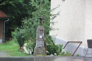 Kunstfigur Form eines Kreuzes Kirche Höll